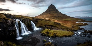 冰岛的Kirkjufell山和瀑布