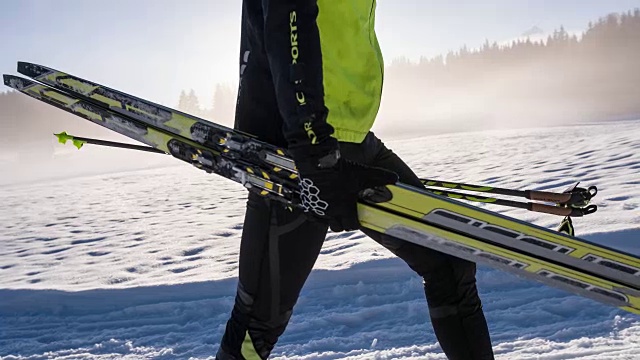 背着运动器材的越野滑雪者