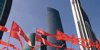 摩天楼缓缓移动的莫斯科国际商务区，红旗飘扬