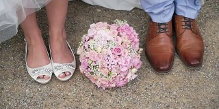 新娘和新郎的脚上有一束花