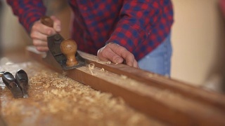 木匠刨木头，工作场所。慢动作视频素材模板下载