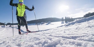 越野滑雪在冬季景观