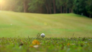 超级慢动作高尔夫球手打开球在美丽的高尔夫球场视频素材模板下载