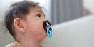 亚洲小孩婴儿奶嘴安抚奶嘴奇特的吸血鬼牙齿吸血鬼怪物