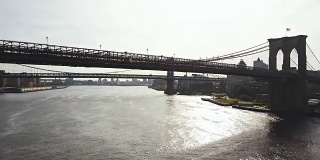 美国纽约东河鸟瞰图。无人机飞过布鲁克林大桥，俯瞰曼哈顿大桥