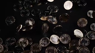 一枚欧元硬币落在黑色背景上视频素材模板下载