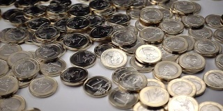 一枚欧元硬币落在白色背景上