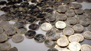 一枚欧元硬币落在白色背景上视频素材模板下载
