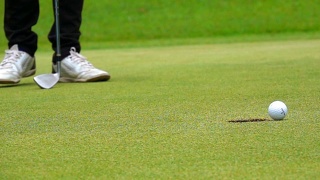 超级慢动作高尔夫球手把球洞给赢家在美丽的高尔夫球场视频素材模板下载
