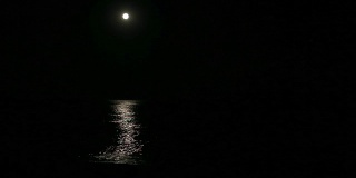 晚上海上有满月和月光。