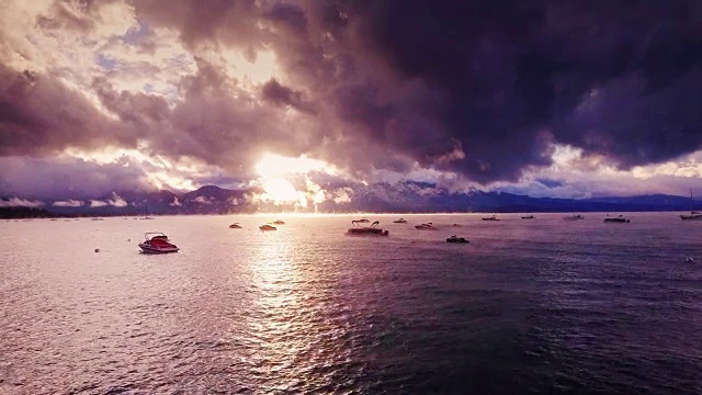 戏剧性的日落在太浩湖上的船-鸟瞰图