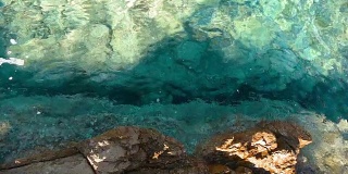 撒丁岛绿松石和透明的大海的视频