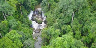 鸟瞰图的Sirithan瀑布与水花溅其中一个著名的瀑布在Doi Inthanon国家公园山。位于泰国清迈。