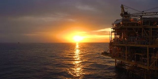 海上油气平台，中央处理平台在日落时产生原料气和凝析油或原油，然后将天然气输送至陆上炼油厂