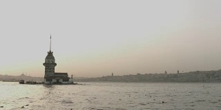 随着时间的推移，伊斯坦布尔博斯普鲁斯的少女塔
