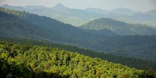 在泰国湄南山省的怀南当国家公园，随着山脉移动的云的时间流逝