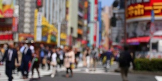 日本新宿歌舞伎町行人拥挤的抽象模糊背景