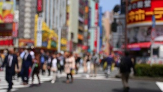 日本新宿歌舞伎町行人拥挤的抽象模糊背景视频素材模板下载