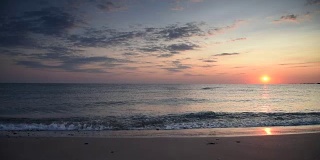壮丽的海洋日落与破浪。