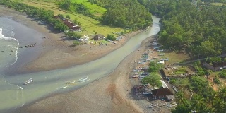 空中的巴厘岛渔民在河口受污染的海洋中捕鱼