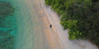 一架无人机拍摄的意大利蓝绿色海洋的航拍视频。撒丁岛翡翠海岸的美丽海滩。