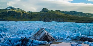 时间流逝-云景移动冰川和山脉在冰岛