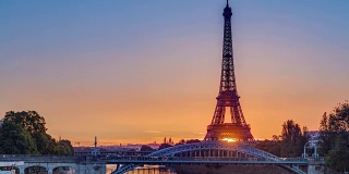 法国巴黎，埃菲尔铁塔日出与塞纳河上的船只