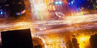 城市夜间交通时间推移-从上到下的视图