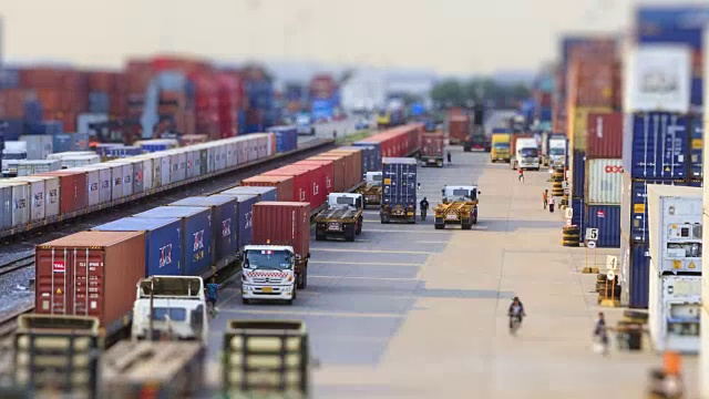 铁路集装箱堆场货运列车与物流作业的4K延时。