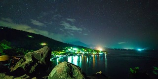 时光流逝的阿米德港的夜晚和巴厘岛的最高点，阿贡火山是在印度尼西亚的背景可见