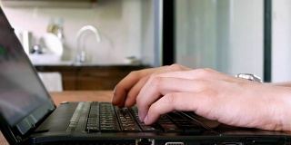 摄影:商人在笔记本电脑键盘上打字