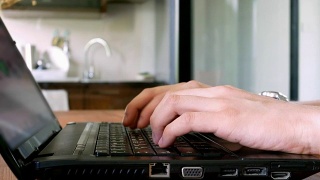 摄影:商人在笔记本电脑键盘上打字视频素材模板下载