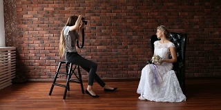 摄影师和新娘坐在扶手椅上