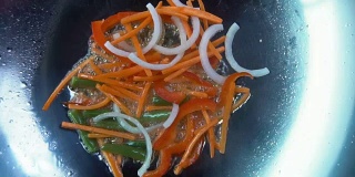 放入蔬菜，与胡萝卜、胡椒粉、洋葱一起翻炒