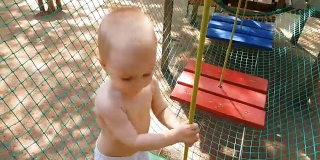 小男孩在绳子公园被吓哭了