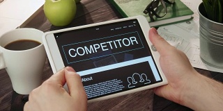 使用数码平板电脑浏览竞争对手的网页