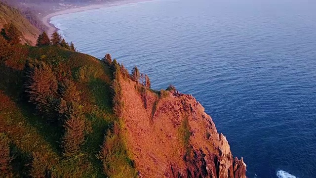4K航拍壮观的悬崖在北俄勒冈海岸