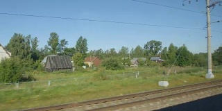 在夏天，高铁经过一个村庄和一个车站