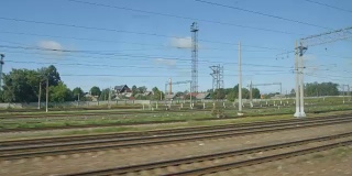 在夏天，高速列车快速驶过一个小镇的火车站
