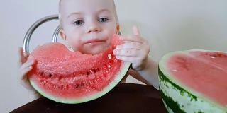 笑宝宝吃西瓜