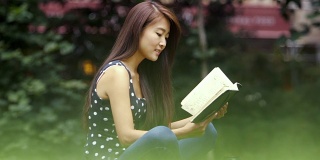 年轻的中国学生在公园里学习(慢镜头)
