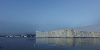 北极冰山格陵兰岛在北冰洋。