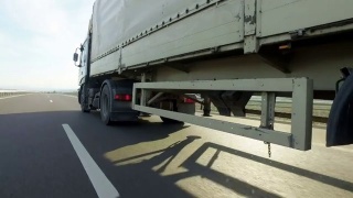 在州际公路上经过一辆卡车视频素材模板下载