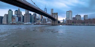 纽约市天际线从布鲁克林桥到曼哈顿桥在小飞象，纽约布鲁克林