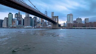 纽约市天际线从布鲁克林桥到曼哈顿桥在小飞象，纽约布鲁克林视频素材模板下载