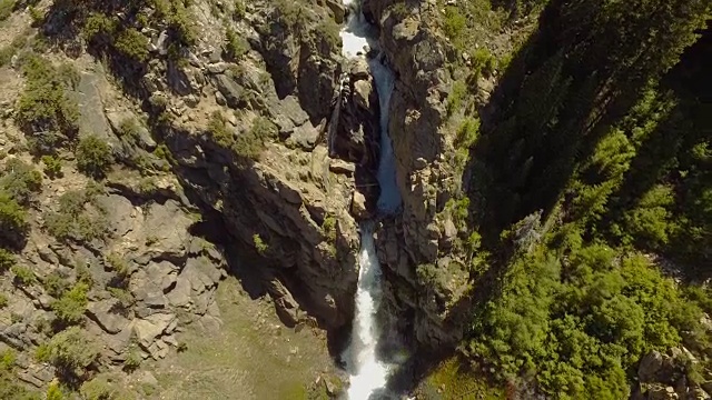 内华达山脉，从直升机上拍摄的瀑布