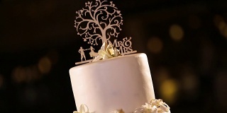 带花的白色婚礼蛋糕。