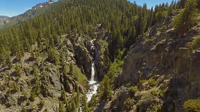 令人惊奇的瀑布高空从直升机拍摄