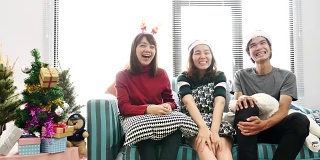 一群女性朋友在客厅里享受圣诞节