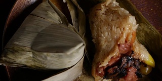 “粽子”或“bakang”，“bacang”是由糯米制成的中国传统食物